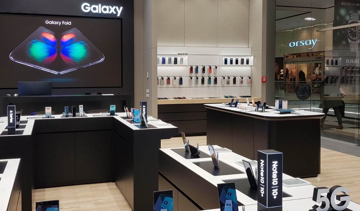 Samsung Galaxy Fold si Note 10 magazin