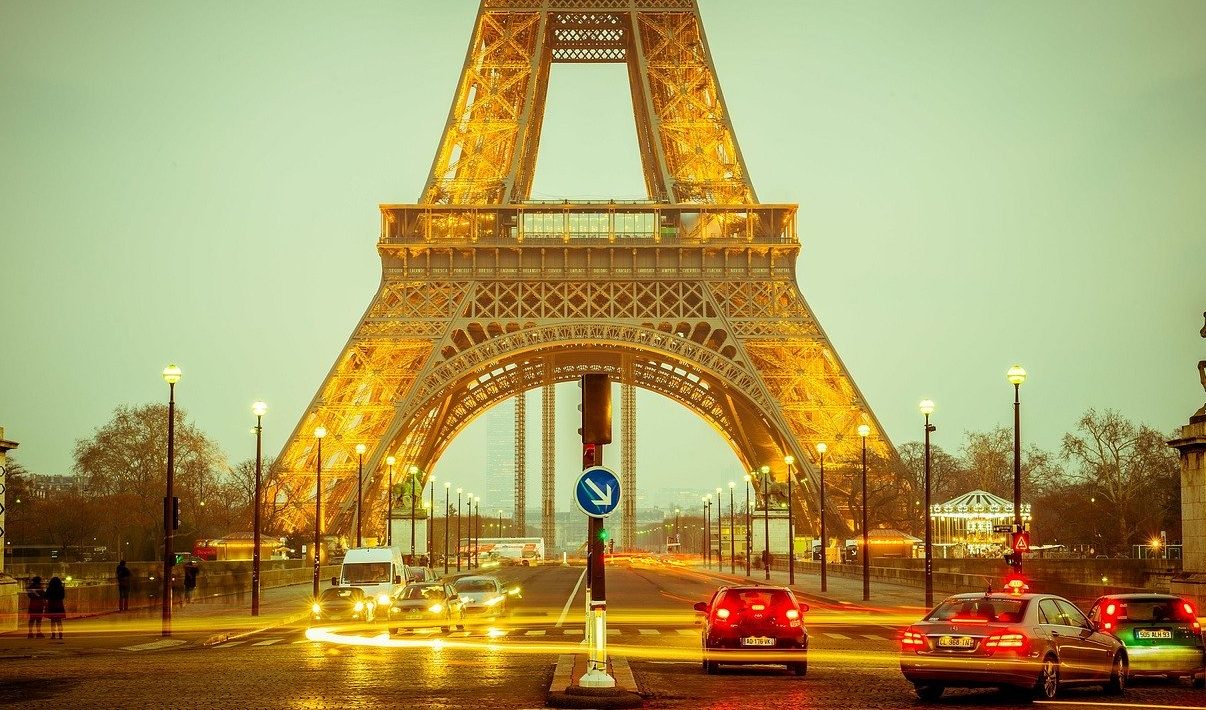 Turnul Eiffel fără turiști